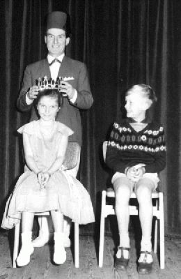 Leech Mather Family - Ken and Faith(Fay) and family/Peta crowned Click to view full size image